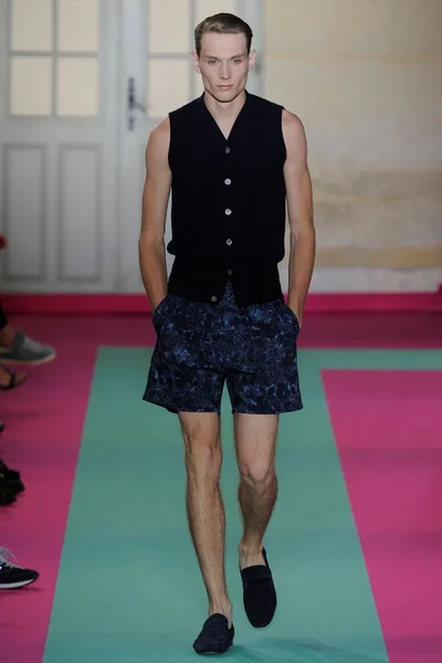 Look 16